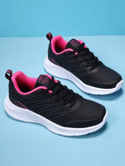 زوج من أحذية الجري النسائية الكاجوال الخفيفة والقابلة للتنفس باللون الأسود، أحذية المشي لمسافات طويلة مانعة للانزلاق، بنظام ربط بالأربطة، كما أنها مصنوعة من جلد علوي مقاومة للماء ومناسبة للرياضة والخارج، مجموعة شتاء 2024 الجديدة