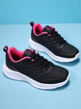 زوج من أحذية الجري النسائية الكاجوال الخفيفة والقابلة للتنفس باللون الأسود، أحذية المشي لمسافات طويلة مانعة للانزلاق، بنظام ربط بالأربطة، كما أنها مصنوعة من جلد علوي مقاومة للماء ومناسبة للرياضة والخارج، مجموعة شتاء 2024 الجديدة