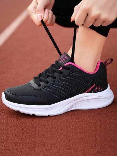 زوج من أحذية الجري النسائية الكاجوال الخفيفة والقابلة للتنفس باللون الأسود، أحذية المشي لمسافات طويلة مانعة للانزلاق، بنظام ربط بالأربطة، كما أنها مصنوعة من جلد علوي مقاومة للماء ومناسبة للرياضة والخارج، مجموعة شتاء 2024 الجديدة