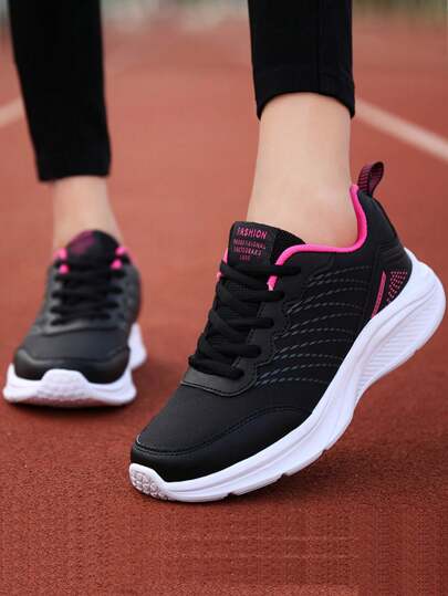 زوج من أحذية الجري النسائية الكاجوال الخفيفة والقابلة للتنفس باللون الأسود، أحذية المشي لمسافات طويلة مانعة للانزلاق، بنظام ربط بالأربطة، كما أنها مصنوعة من جلد علوي مقاومة للماء ومناسبة للرياضة والخارج، مجموعة شتاء 2024 الجديدة