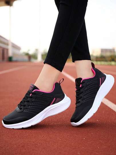 زوج من أحذية الجري النسائية الكاجوال الخفيفة والقابلة للتنفس باللون الأسود، أحذية المشي لمسافات طويلة مانعة للانزلاق، بنظام ربط بالأربطة، كما أنها مصنوعة من جلد علوي مقاومة للماء ومناسبة للرياضة والخارج، مجموعة شتاء 2024 الجديدة