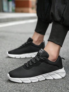أحذية رياضية كاجوال خفيفة الوزن كلاسيكية ذات رباطات بالأبيض والأسود للرجال، أحذية جري أنيقة مطبوع عليها حروف بقماش جلدي ومشبك بتباين الألوان