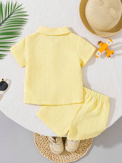 SHEIN Vintaside Kids طقم بنطلون وقميص ذو ملمس للأطفال الصغار الأولاد، طقم ملابس عصري 2 قطعة