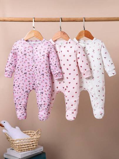 SHEIN 3 قطع طقم بيجامات رومبرز للبنات الصغار، نقشات الفراولة والزهور مع ألوان متناسقة، بأكمام طويلة وأرجل طويلة