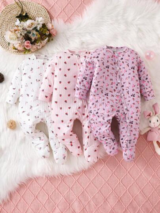 SHEIN 3 قطع طقم بيجامات رومبرز للبنات الصغار، نقشات الفراولة والزهور مع ألوان متناسقة، بأكمام طويلة وأرجل طويلة