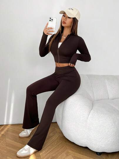 PETITE مجموعة قطعتين للنساء تتكون من ملابس علوية سادة طويل الأكمام بسحاب مطبوع عليه حروف ، وبنطال سليم عالي المرونة ، مميزة للارتداء اليومي