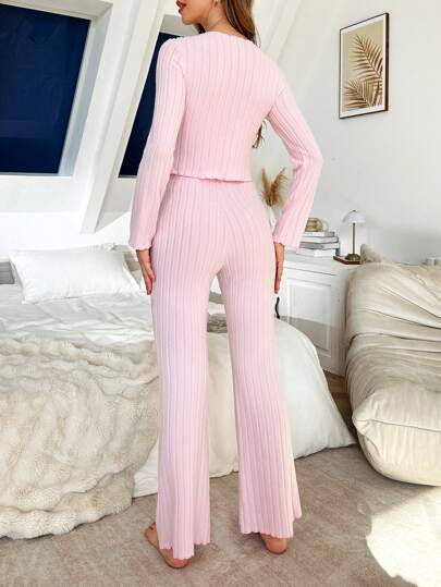 SHEIN طقم بيجامة نسائي من قطعتين (ملابس علوية وبنطلون) من الفليس ذو رقبة على شكل حرف V مناسب للشتاء والخريف، بتفاصيل ناعمة وأنيقة، باللون الوردي