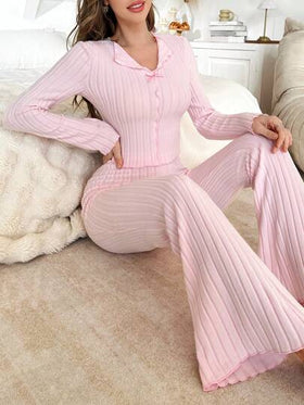 SHEIN طقم بيجامة نسائي من قطعتين (ملابس علوية وبنطلون) من الفليس ذو رقبة على شكل حرف V مناسب للشتاء والخريف، بتفاصيل ناعمة وأنيقة، باللون الوردي