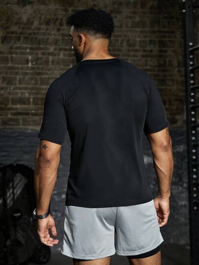 Manfinity Sport PWRUP تي شيرت رياضي قصير الأكمام، ضيق المقاس، مع طباعة شعار للرجال، بتصميم صديق