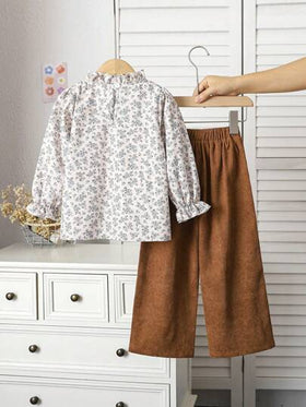 SHEIN Vintaside Kids 2 قطعة/مجموعة قميص مزين بالأزهار الصغيرة مع أكمام مجعدة وياقة مضاعفة وبنطلون بساق واسعة مصنوع من الفلفت الأنيق لفتاة