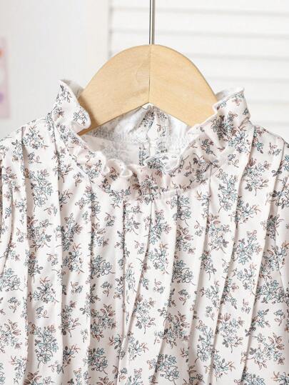 SHEIN Vintaside Kids 2 قطعة/مجموعة قميص مزين بالأزهار الصغيرة مع أكمام مجعدة وياقة مضاعفة وبنطلون بساق واسعة مصنوع من الفلفت الأنيق لفتاة
