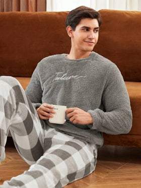 Manfinity Underwear&Sleepwear Basics مجموعة بيجامة رجالية مكونة من 2 قطعة، ملابس علوية مطرز بالحرف وبنطلون فلانيل مربع، ملابس شتوية دافئة
