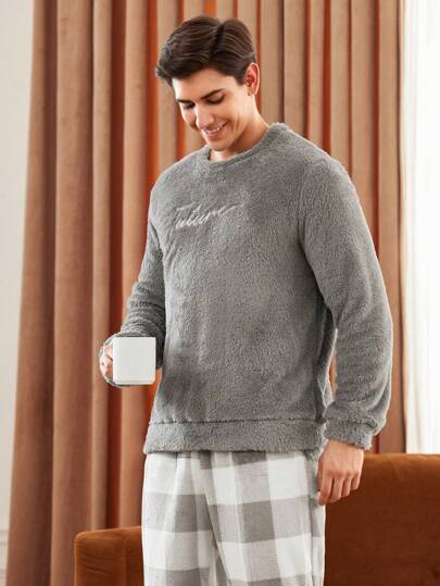 Manfinity Underwear&Sleepwear Basics مجموعة بيجامة رجالية مكونة من 2 قطعة، ملابس علوية مطرز بالحرف وبنطلون فلانيل مربع، ملابس شتوية دافئة