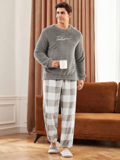 Manfinity Underwear&Sleepwear Basics مجموعة بيجامة رجالية مكونة من 2 قطعة، ملابس علوية مطرز بالحرف وبنطلون فلانيل مربع، ملابس شتوية دافئة