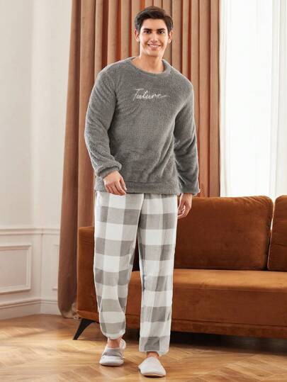 Manfinity Underwear&Sleepwear Basics مجموعة بيجامة رجالية مكونة من 2 قطعة، ملابس علوية مطرز بالحرف وبنطلون فلانيل مربع، ملابس شتوية دافئة