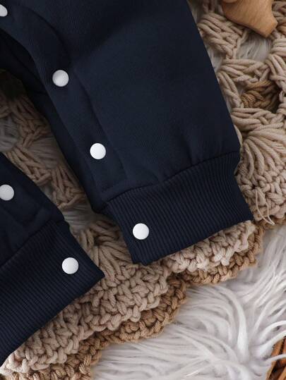 SHEIN جمبسوت كاجوال للأطفال الرضع مطبوع بها طبعات ديناصور، مناسبة لفصل الخريف