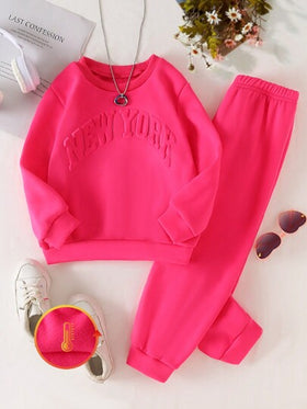 SHEIN قطعتان من رياضي الفتاة الصغيرة بأسلوب بسيط - بلوزة رياضية بأكمام طويلة مرفوعة الرقبة فضفاضة مطبوعة بحرف، وبنطال رياضي ذو خصر مطاطي بلون واحد مبطن للخريف/الشتاء