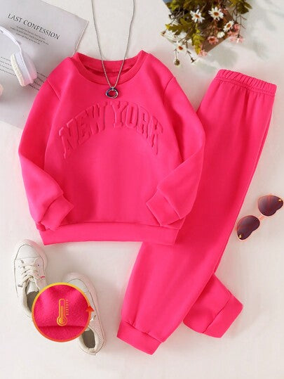SHEIN قطعتان من رياضي الفتاة الصغيرة بأسلوب بسيط - بلوزة رياضية بأكمام طويلة مرفوعة الرقبة فضفاضة مطبوعة بحرف، وبنطال رياضي ذو خصر مطاطي بلون واحد مبطن للخريف/الشتاء