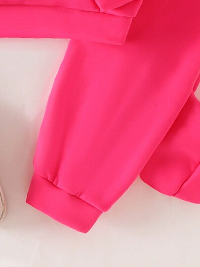 SHEIN قطعتان من رياضي الفتاة الصغيرة بأسلوب بسيط - بلوزة رياضية بأكمام طويلة مرفوعة الرقبة فضفاضة مطبوعة بحرف، وبنطال رياضي ذو خصر مطاطي بلون واحد مبطن للخريف/الشتاء