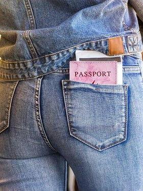 غطاء جواز سفر قطعة واحدة، منشفة بنفسجية مطرزة بحروف A-Z، حامل جواز سفر فاخر بتقنية RFID للجنسين، محفظة جلدية PU متعددة الوظائف لبطاقات الهوية/البنك قابلة للحمل
