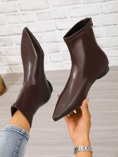 بوت جلدية بني داكن بطراز بريطاني كلاسيكي للخريف والشتاء، بوت كاحل نسائية بكعب سميك متوسط وأصبع قدم مدبب للربيع والخريف