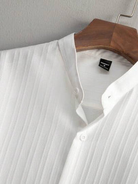 Manfinity Homme مجموعة قميص كاجوال بأكمام قصيرة ذو لون أحادي ونسيج ملمس وبنطال بخصر مرن وساق مستقيمة فضفاضة، مجموعتين ملابس رجالية، ملابس مريحة
