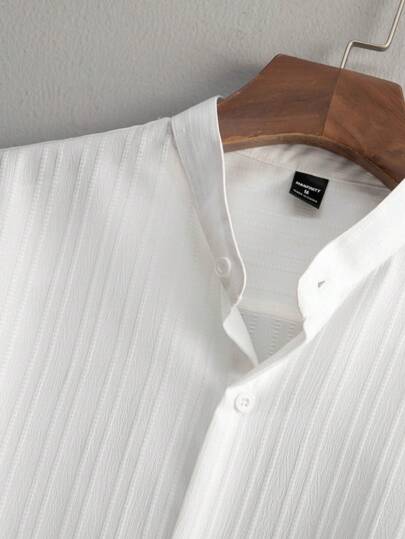 Manfinity Homme مجموعة قميص كاجوال بأكمام قصيرة ذو لون أحادي ونسيج ملمس وبنطال بخصر مرن وساق مستقيمة فضفاضة، مجموعتين ملابس رجالية، ملابس مريحة