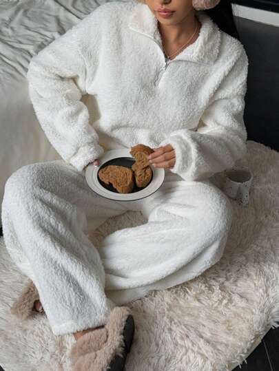 طقم حريمي قطعتين EZwear مجموعة 2 قطعة من ملابس النساء الكاجوال الفاخرة البيضاء ذات الشعر البارز الجديدة للشتاء