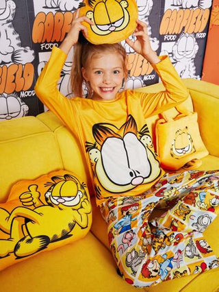 بيجاما GARFIELD X  مجموعة من قطعتين للبيجامة للفتيات البالغات، تشمل تي شيرت أكمام طويلة برقبة دائرية وسراويل مناسبة للراحة مطبوعة بطراز رقيق ومحبب ومضاد للحريق