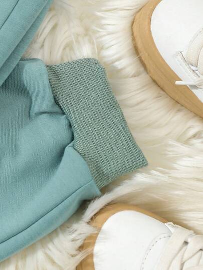 SHEIN Elladie kids طقم كاجوال مكون من 3 قطع من جاكيت بيسبول طباعة فهد للفتاة الصغيرة، وبلوزة طباعة فراشة وبنطلون رياضي في الربيع والخريف
