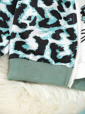 SHEIN Elladie kids طقم كاجوال مكون من 3 قطع من جاكيت بيسبول طباعة فهد للفتاة الصغيرة، وبلوزة طباعة فراشة وبنطلون رياضي في الربيع والخريف