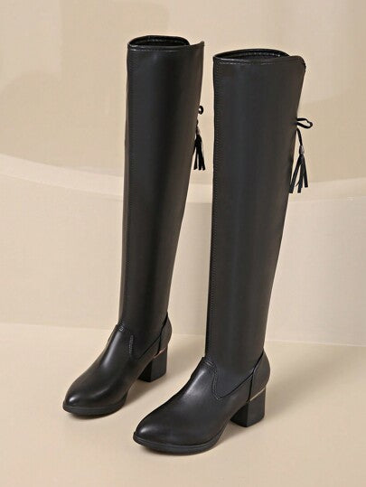 بوت نسائية ذات كعب عالي أنيقة براس مدبب، فوق الركبة، طويلة، باللون الأحادي، بتصميم أنيق وعصري، مناسبة لارتداء السهرات النسائية وخريف وشتاء، تتناسب مع تنورة سوداء