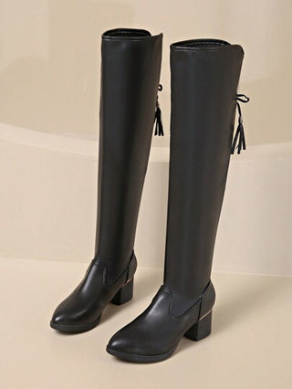 بوت نسائية ذات كعب عالي أنيقة براس مدبب، فوق الركبة، طويلة، باللون الأحادي، بتصميم أنيق وعصري، مناسبة لارتداء السهرات النسائية وخريف وشتاء، تتناسب مع تنورة سوداء