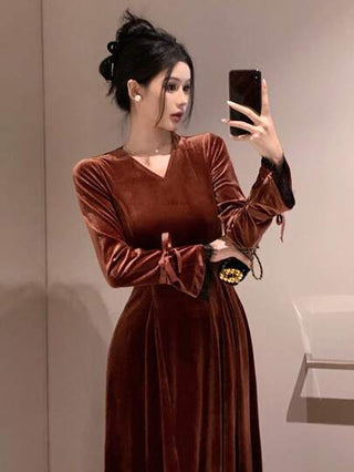 DAZY فستان طويل الأكمام من البساطة والأناقة بياقة على شكل حرف V مرصع بقطعات من ال- velvet موحد اللون ، مناسب للأعياد وحفلات السنة الجديدة والحفلات الرسمية