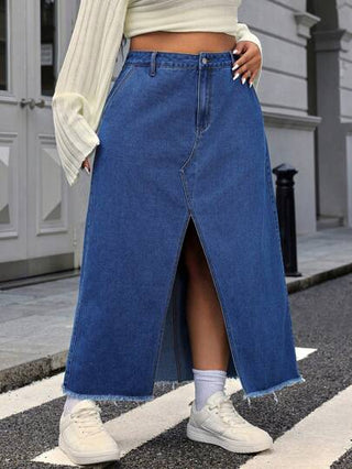 EZwear تنورة جينز كاجوال للأحجام الكبيرة تتميز بهام قصير مبتذل وشق أمامي، ملائمة للخريف