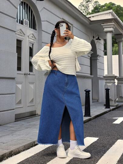EZwear تنورة جينز كاجوال للأحجام الكبيرة تتميز بهام قصير مبتذل وشق أمامي، ملائمة للخريف