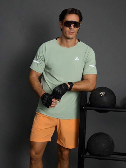 Manfinity Sport Polished تي شيرت رياضي كاجوال مطبوع بتصميم جرافيك مريح وقصير الأكمام، صيفي