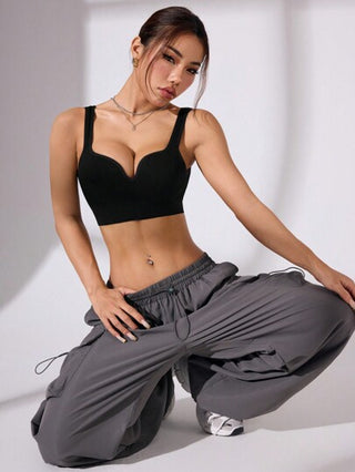 Sport Studio حمالة صدر رياضية واسعة أحادية اللون من المظهر البسيط للمقاسات الكبيرة، ذات دعم عال للملابس الرياضية مع وسادات مخيطة بشكل ثابت. دعم عال للظهر وملائمة للتمارين، اليوغا، والجري