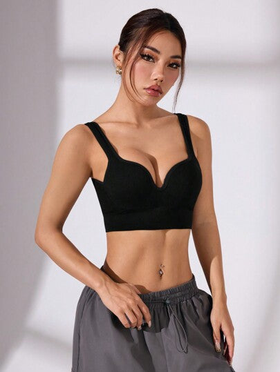 Sport Studio حمالة صدر رياضية واسعة أحادية اللون من المظهر البسيط للمقاسات الكبيرة، ذات دعم عال للملابس الرياضية مع وسادات مخيطة بشكل ثابت. دعم عال للظهر وملائمة للتمارين، اليوغا، والجري