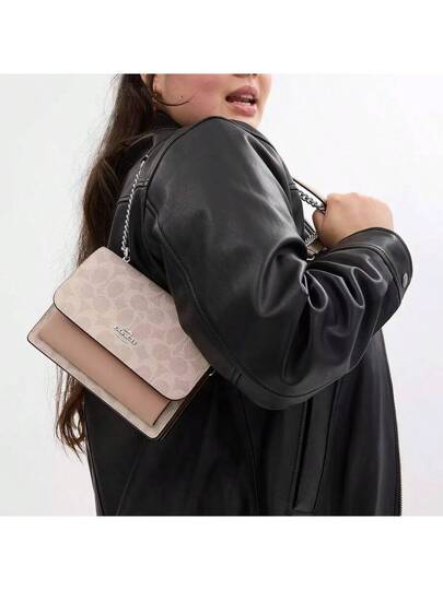 Coach حقيبة كروس بودي صغيرة للنساء، حقيبة مربعة صغيرة، حقيبة سلسلة، حقيبة كتف بغطاء، هدية للنساء، CW206 SVPWH