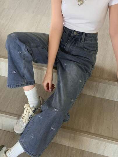 DAZY سروال جينز نسائي بأزرار أمامية وجيوب مطرزة بفيونكة وبتصميم بسيط