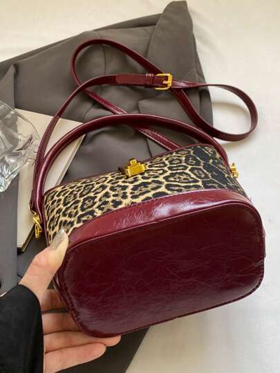 حقيبة باكت نسائية باللون البرغندي، حقيبة كتف وعبر الجسم ذات طبعة نمر بسيطة عصرية