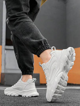 زوج من أحذية رياضية كاجوال خفيفة الوزن للرجال، ذات لون أحادي وتصميم جملي متعدد الألوان مع رباط، أحذية رياضية متعددة الاستخدامات