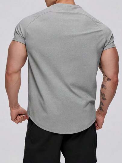 Manfinity Fitness تي شيرت رياضي كاجوال للرجال بطبعات حرفية، بأكمام قصيرة وياقة طاقم، لارتداء اليومي