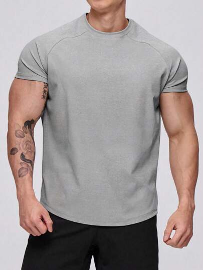 Manfinity Fitness تي شيرت رياضي كاجوال للرجال بطبعات حرفية، بأكمام قصيرة وياقة طاقم، لارتداء اليومي