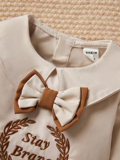 SHEIN بدلة سيدة أنيقة على الطراز الأوروبي والبريطاني، قميص كاجوال به طرز أوراق الزيتون والنص الإنجليزي في الطوق + ربطة عنق + بنطال مشبك + مجموعة 2 قطعة، أنيقة وموضتية مناسبة لحفلات عيد الميلاد والزفاف والمناسبات الكبرى