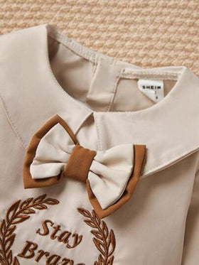 SHEIN بدلة سيدة أنيقة على الطراز الأوروبي والبريطاني، قميص كاجوال به طرز أوراق الزيتون والنص الإنجليزي في الطوق + ربطة عنق + بنطال مشبك + مجموعة 2 قطعة، أنيقة وموضتية مناسبة لحفلات عيد الميلاد والزفاف والمناسبات الكبرى