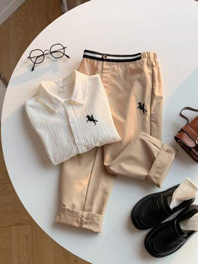 SHEIN طقم بلوزة وبنطلون مريح بشعار غزال ياقة بيضاء للأولاد الصغار 2 قطعة، مناسب للمناسبات والمدرسة والتجمعات اليومية، موسم الخريف/الشتاء