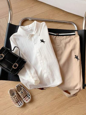 SHEIN طقم بلوزة وبنطلون مريح بشعار غزال ياقة بيضاء للأولاد الصغار 2 قطعة، مناسب للمناسبات والمدرسة والتجمعات اليومية، موسم الخريف/الشتاء
