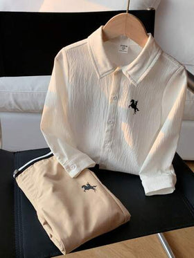 SHEIN طقم بلوزة وبنطلون مريح بشعار غزال ياقة بيضاء للأولاد الصغار 2 قطعة، مناسب للمناسبات والمدرسة والتجمعات اليومية، موسم الخريف/الشتاء